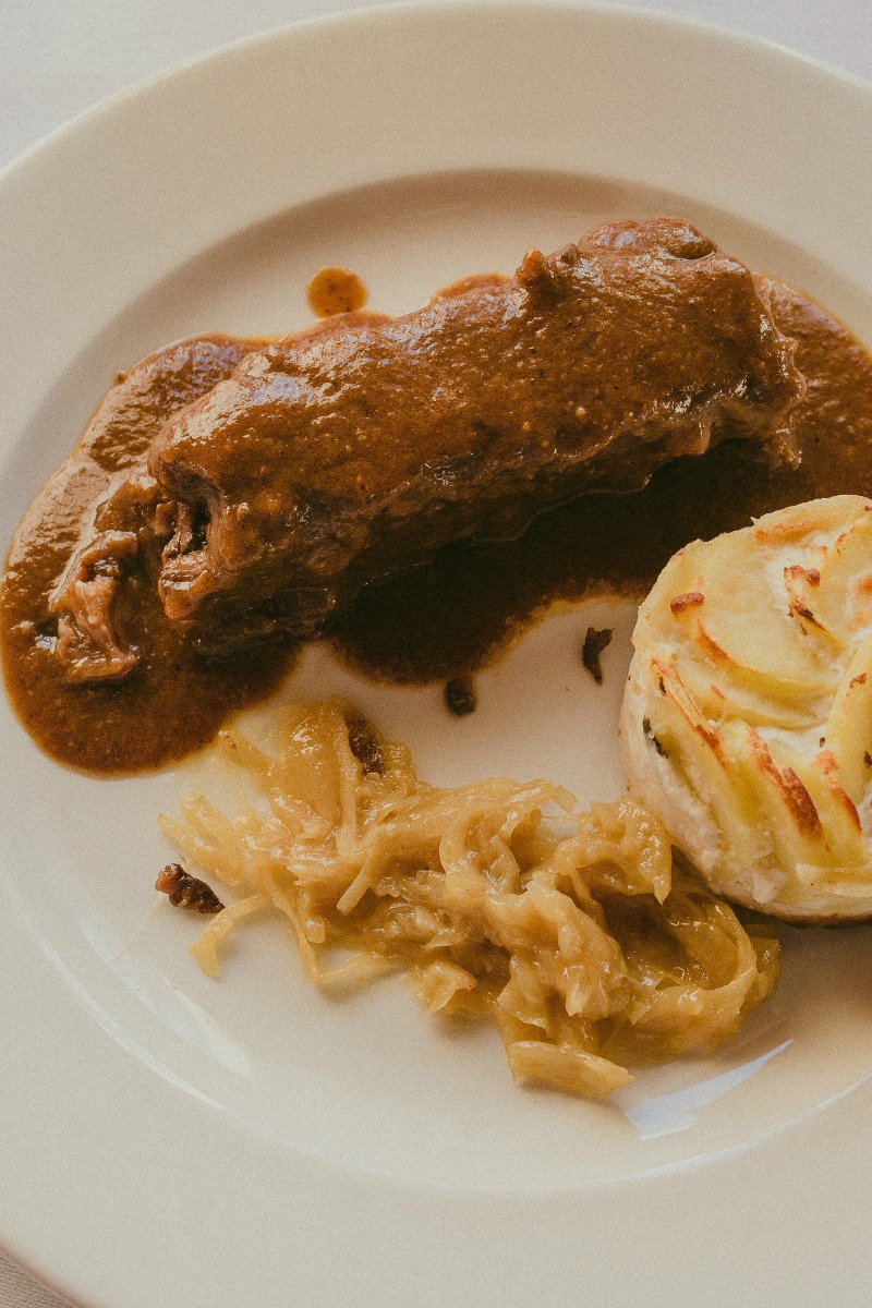 Plato del menu: lingote de rabo de toro